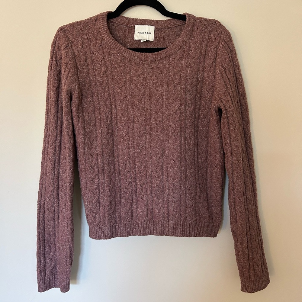 Only worn once and in great condition. Soft and warm.